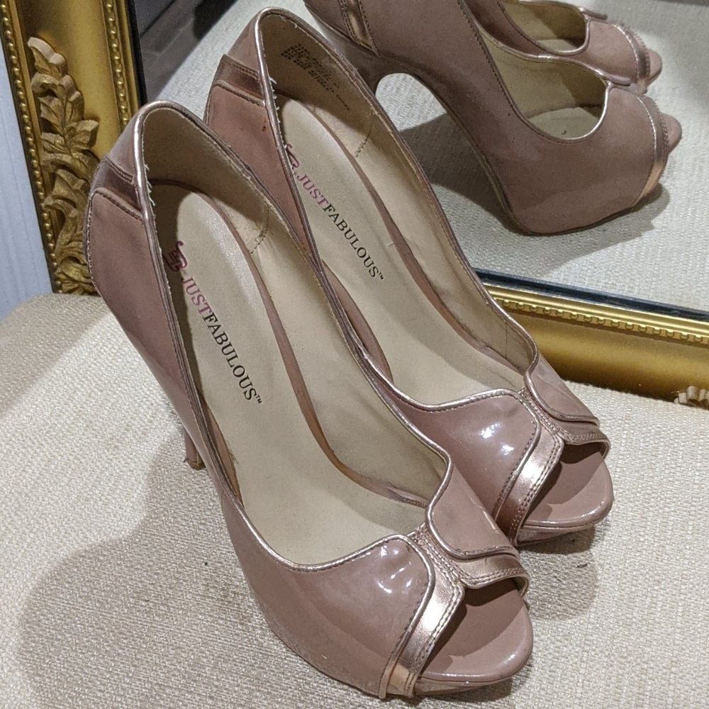 Nude pumps